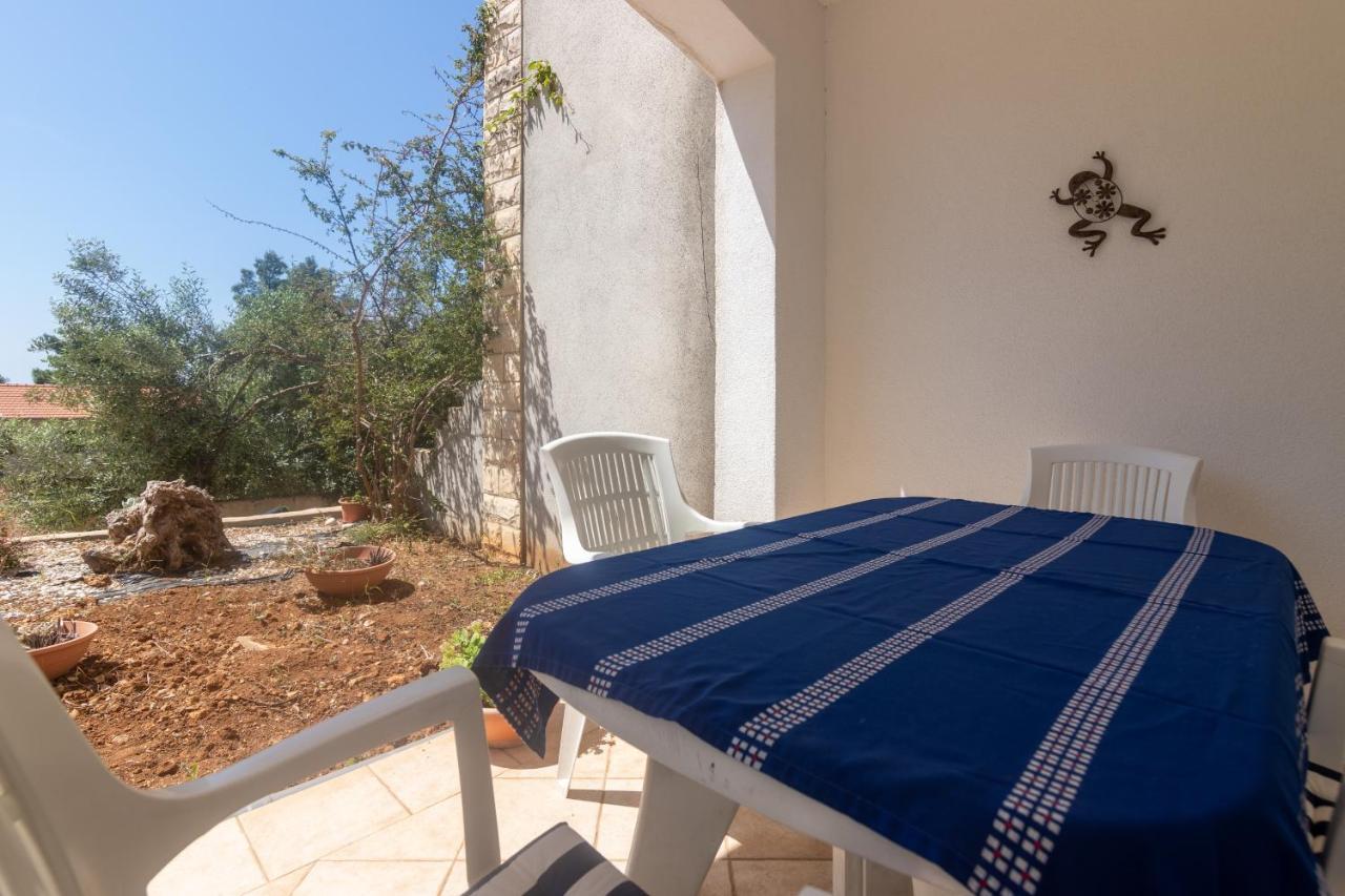 Apartments With A Parking Space Ivan Dolac, Hvar - 15784 Exterior photo